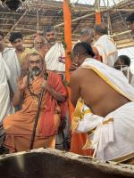 HH Swamiji in discussions with the Pradhana  Acharya Pt Navaratna Shastri, who conducted the Ceremony